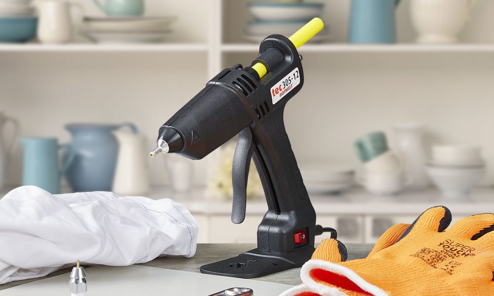 How to change a glue gun nozzle safely